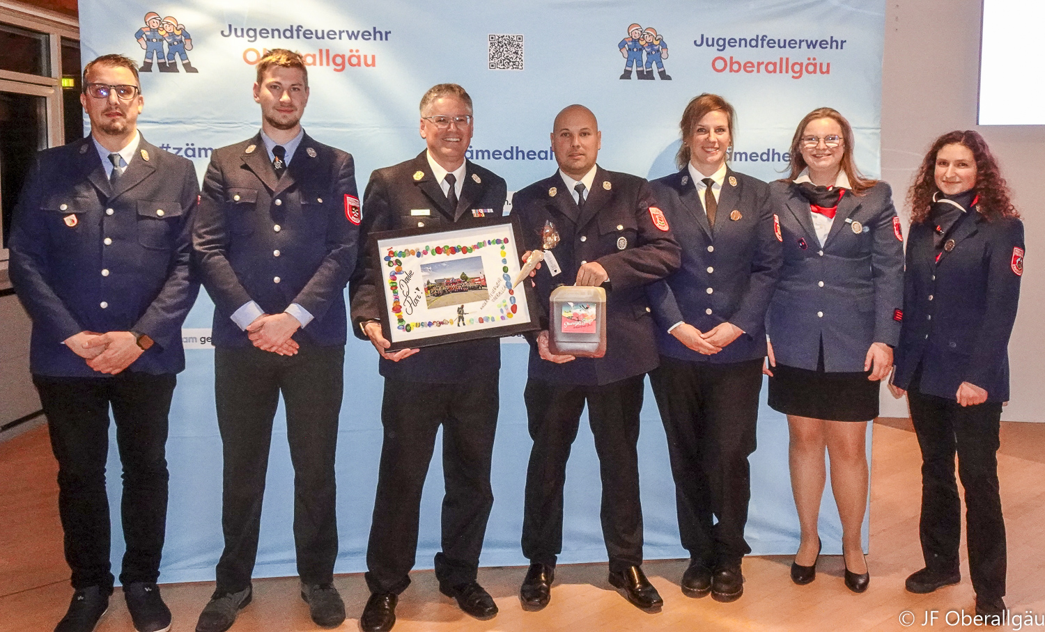 Kinderfeuerwehren überbringen ein Geschenk